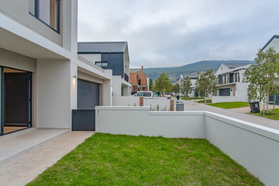 3 Bedroom Property for Sale in Lemoenkloof Western Cape